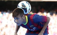 开云下载-温网白袍下的数字幽灵，当个人王朝碾压国家叙事，梅德韦杰夫在掌声中刷新了谁的纪录？