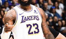 开云体育中国-詹皇15助攻率队力克骑士