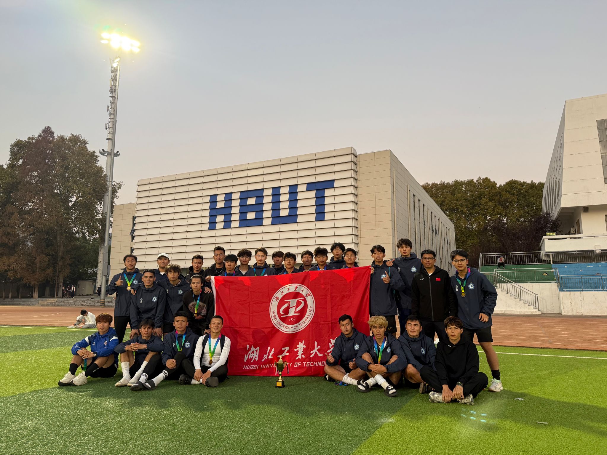 湖北队在球场上展现出色打出精彩表现 湖北队在球场上展现出色打出精彩表现