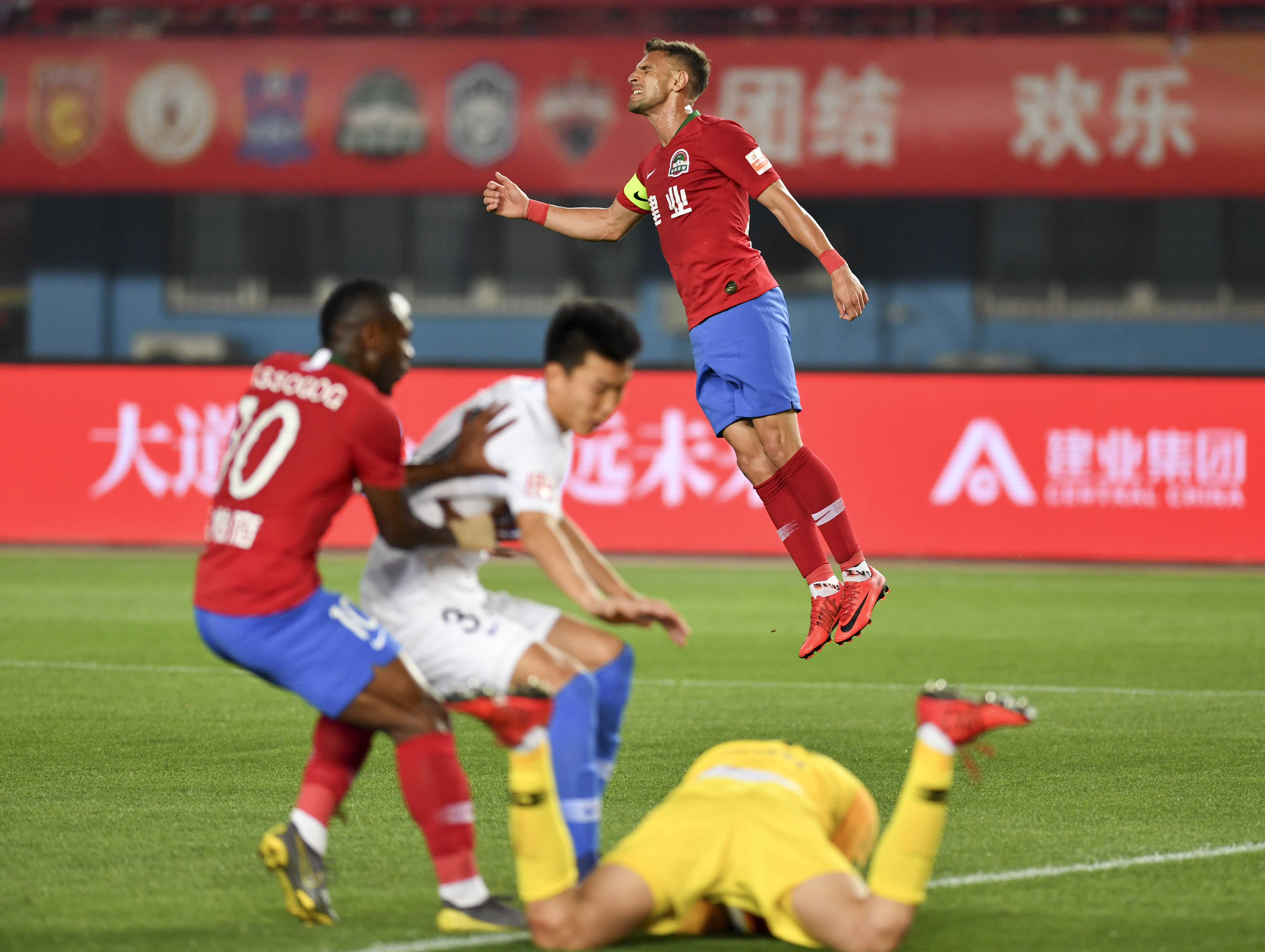 河南建业战平大连红超,保持不败势头 河南建业战平大连红超,保持不败势头