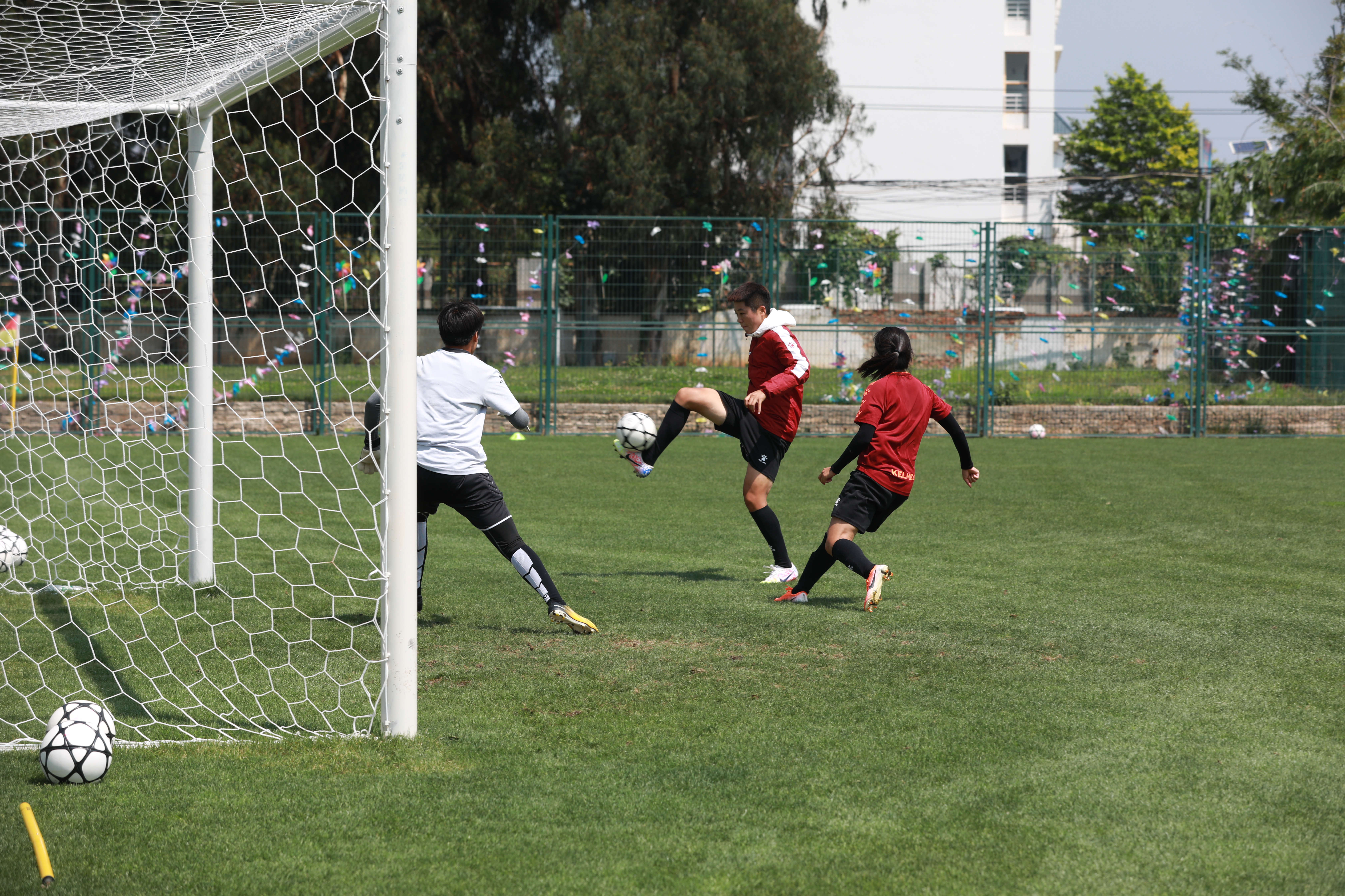 印度女足在赛场上全力以赴 印度女足在赛场上全力以赴