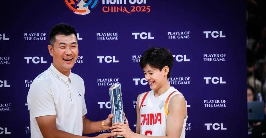 伯尔尼队严密策应,成功挡住对手进攻 伯尔尼队严密策应,成功挡住对手进攻