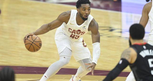 伯尔尼队严密策应,成功挡住对手进攻 伯尔尼队严密策应,成功挡住对手进攻