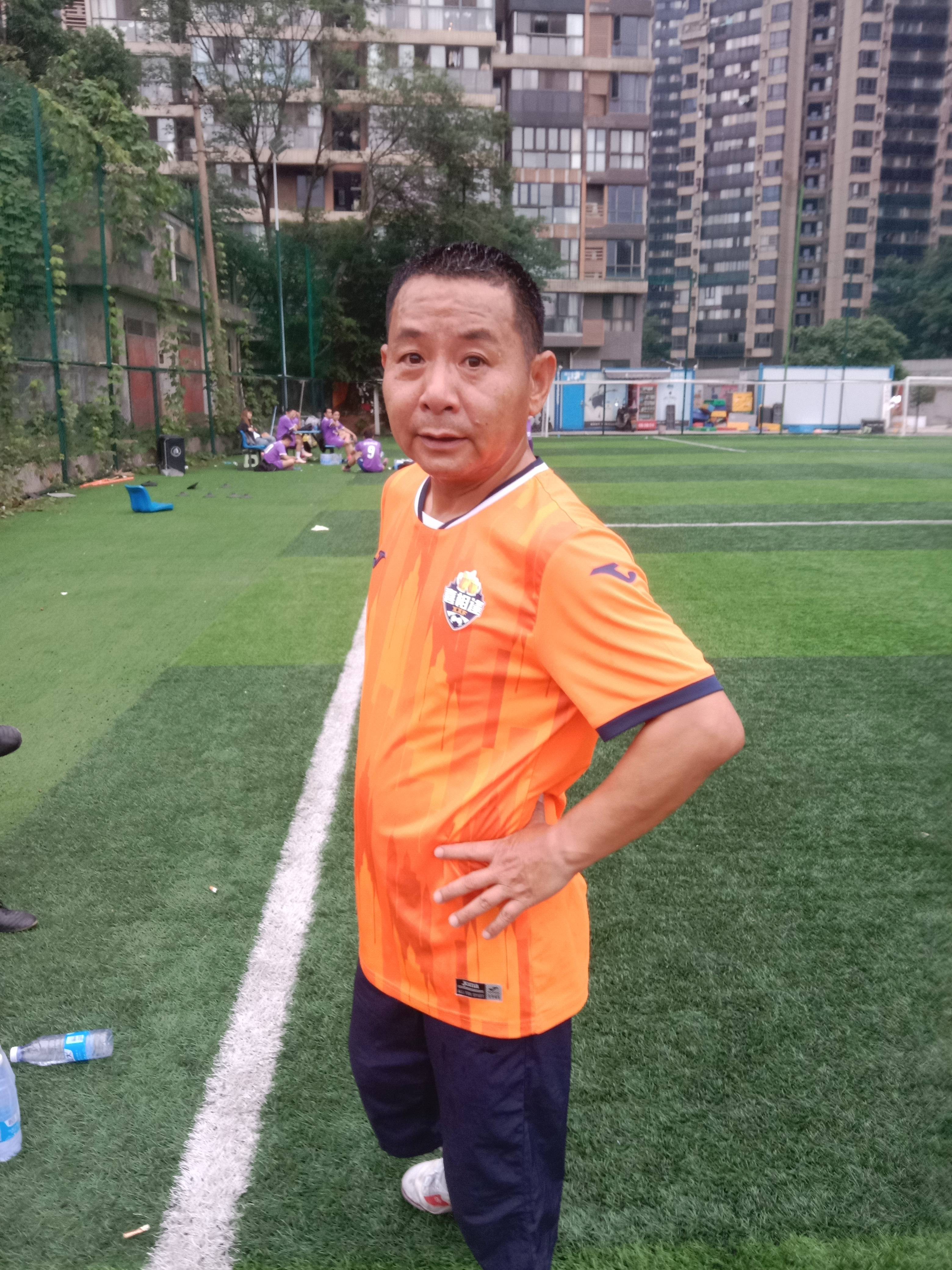 足球运动员们在场上尽展技能与激情 足球运动员们在场上尽展技能与激情