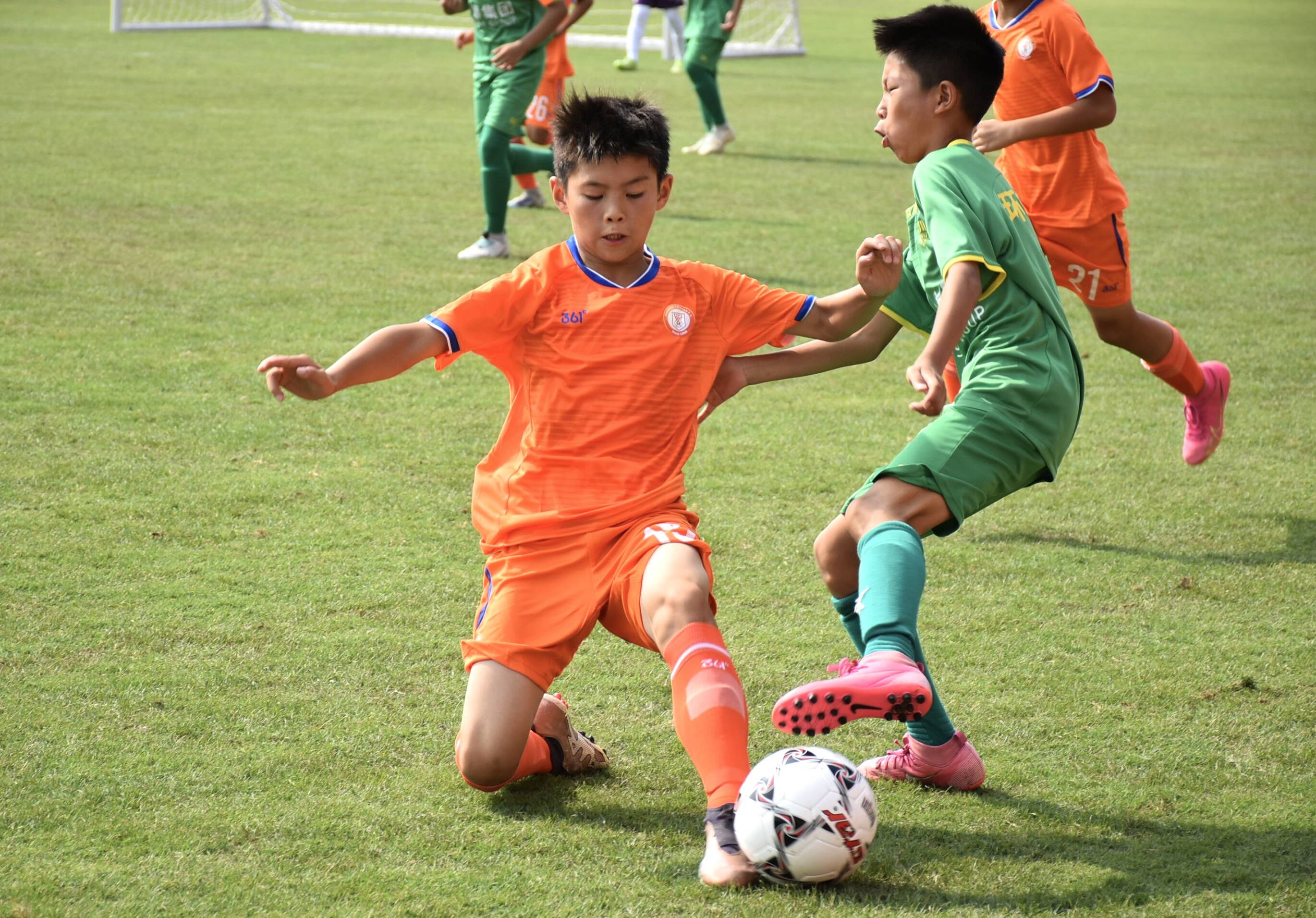 足球运动员们在场上尽展技能与激情 足球运动员们在场上尽展技能与激情