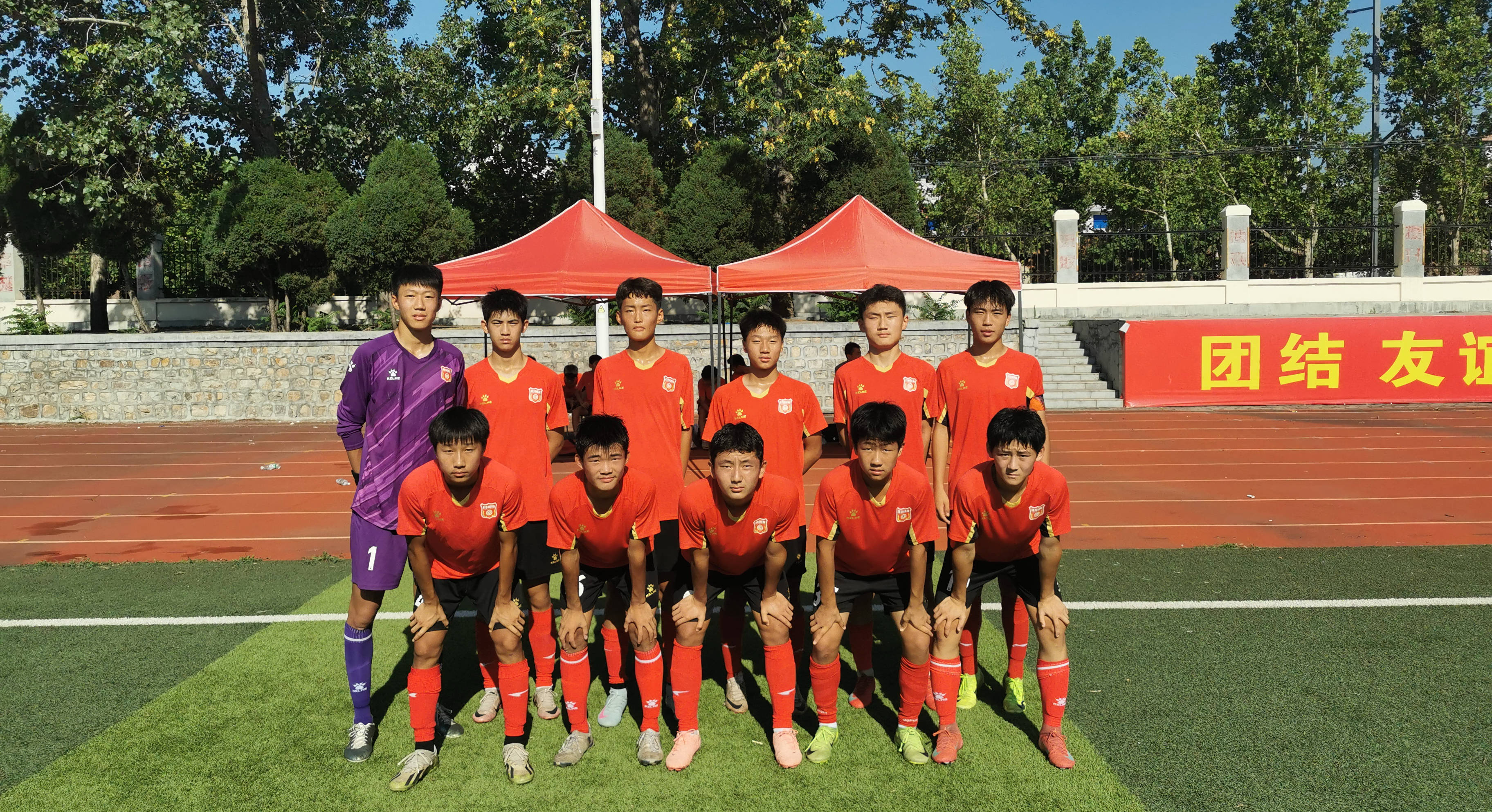 国内足球联赛节奏明快，球队演绎精彩战术