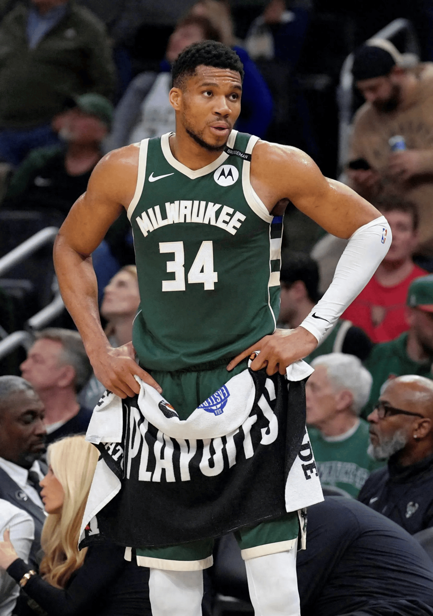 雄鹿大胜马刺,字母哥再下40+ 雄鹿大胜马刺,字母哥再下40+