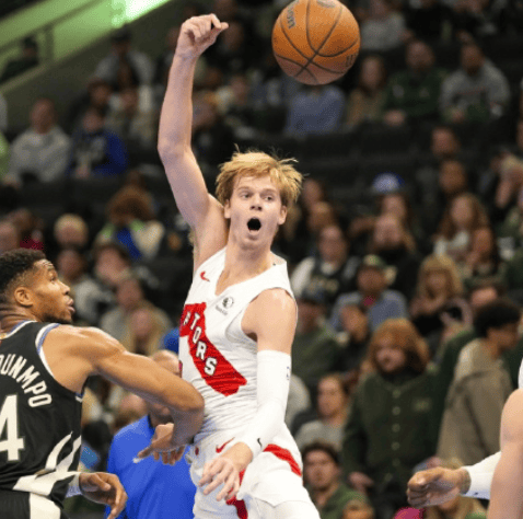 雄鹿球星缺阵,输给猛龙 雄鹿球星缺阵,输给猛龙