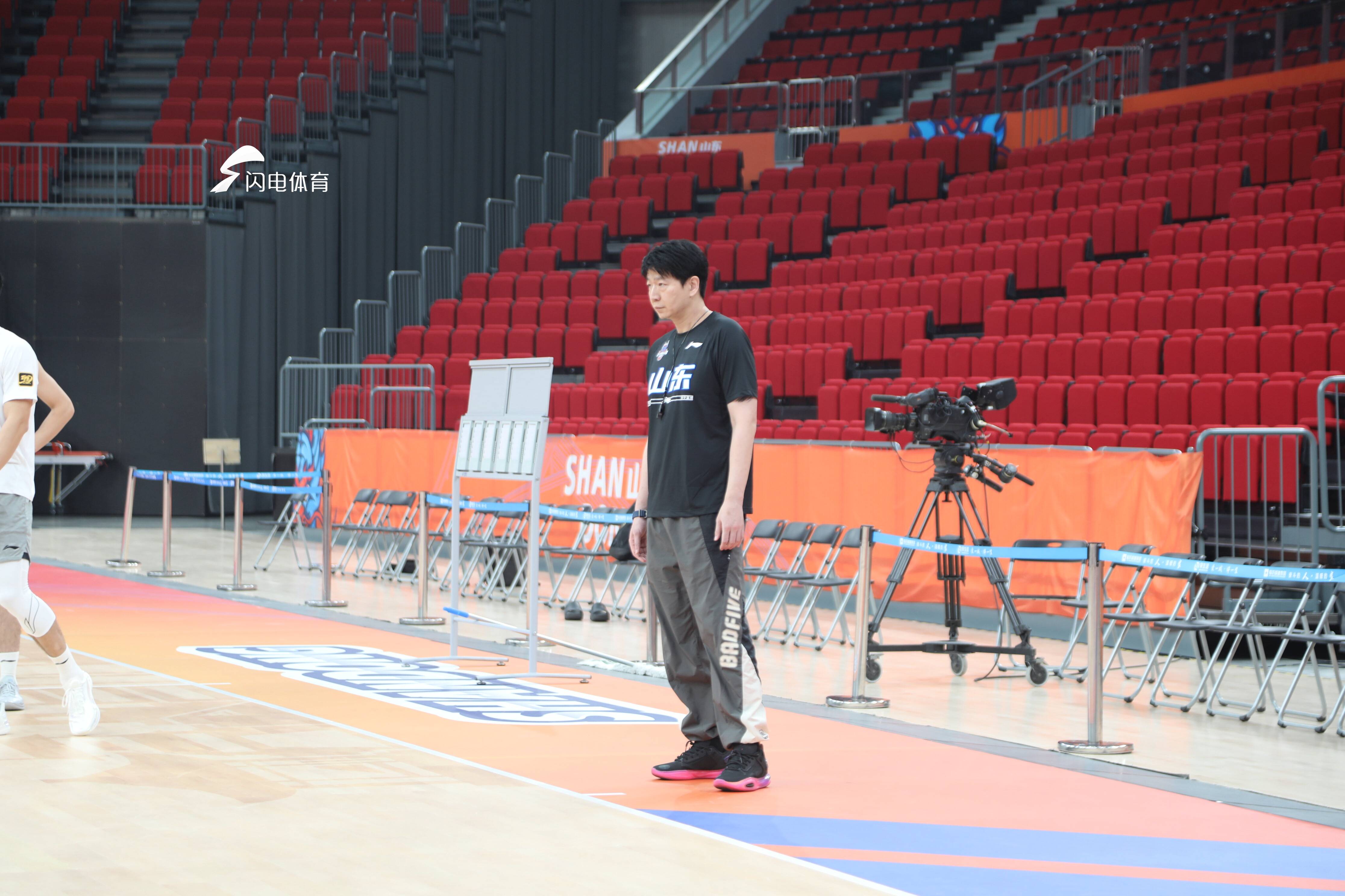 山东男篮再胜,连胜常规赛乱战 山东男篮再胜,连胜常规赛乱战