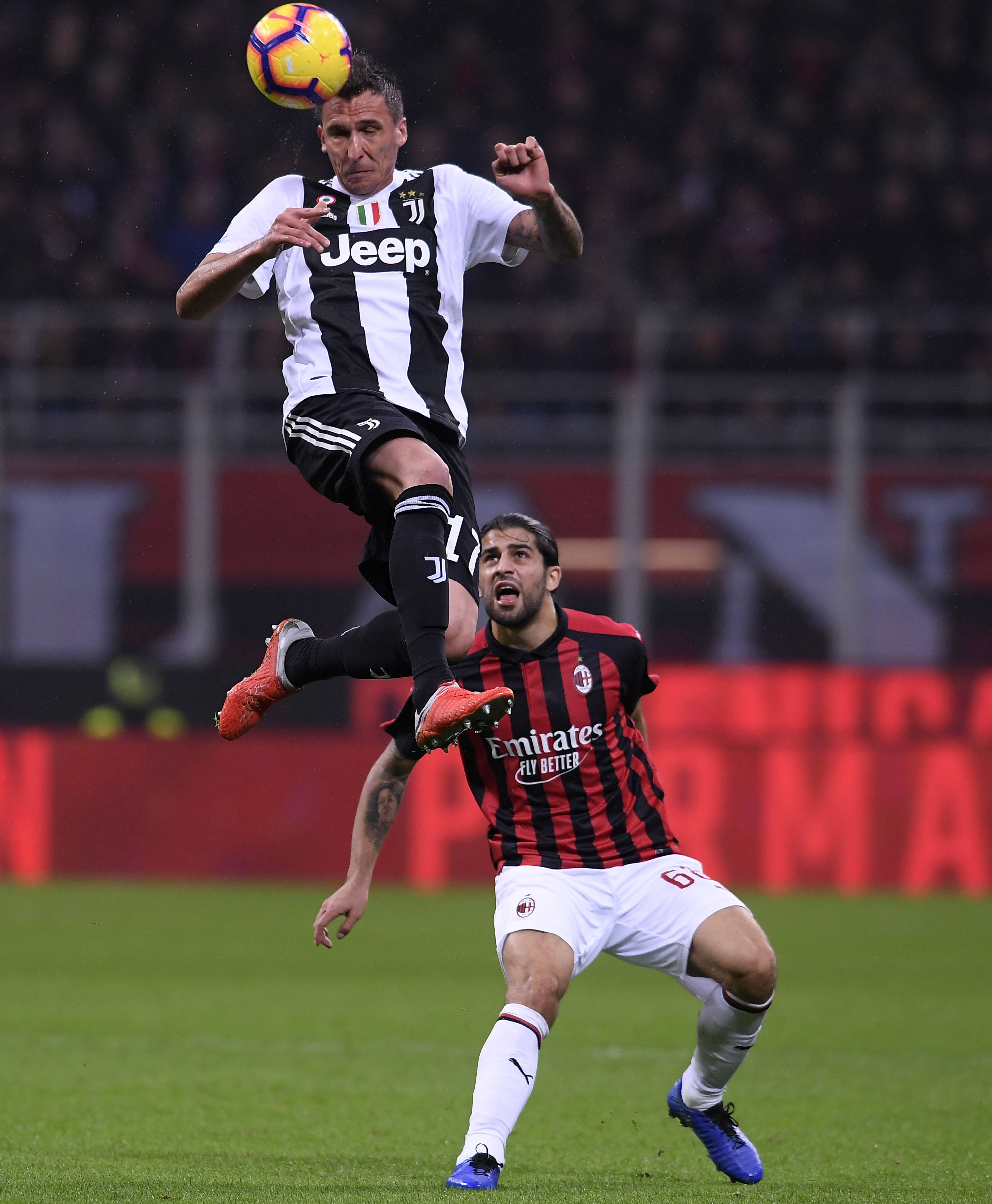 米兰主场大胜尤文,登顶积分榜 米兰主场大胜尤文,登顶积分榜