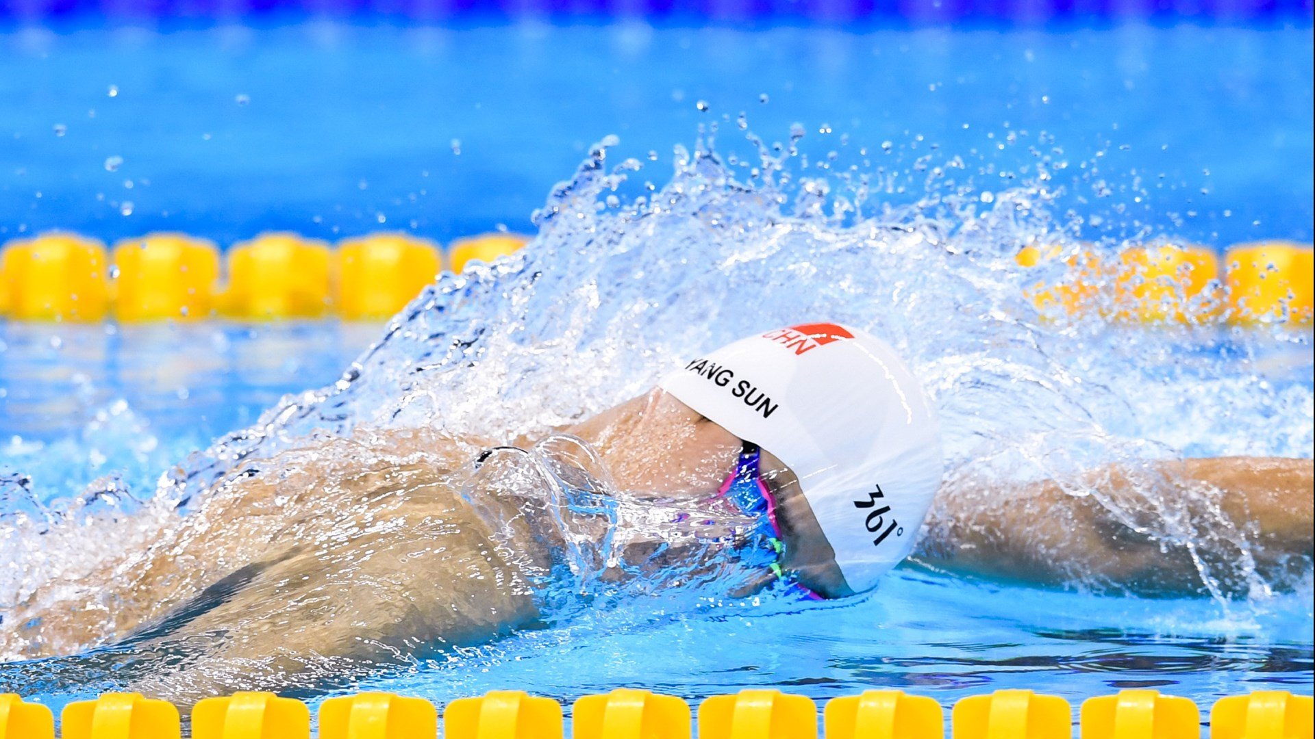 亚洲荣耀照耀友谊赛，李刚仁以一传一射刷新纪录，助牙买加2-1力克丹麦